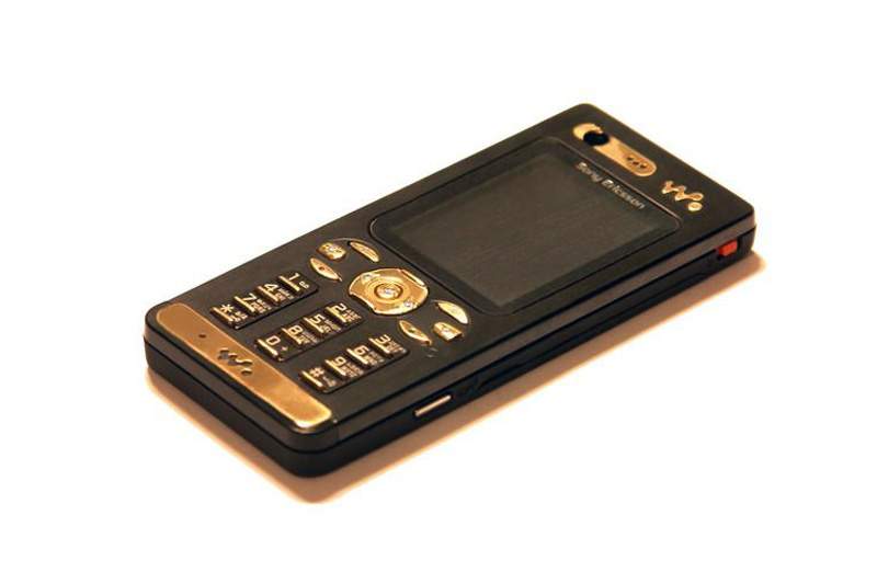 MJ - Sony Ericsson w880i DeLux Premium Edition - Gold Phone. Black Aluminum, Gold Decoration, Precious Stone